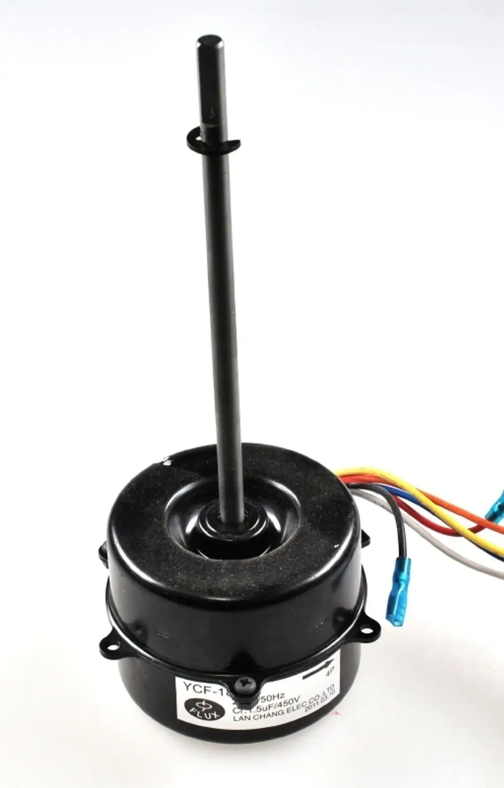 Schwarzer Ventilatormotor von Remko mit einer hervorstehenden Achse und mehreren farbigen Anschlussdrähten für die elektrische Verbindung.