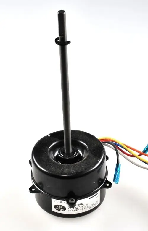 Schwarzer Ventilatormotor von Remko mit einer hervorstehenden Achse und mehreren farbigen Anschlussdrähten für die elektrische Verbindung.