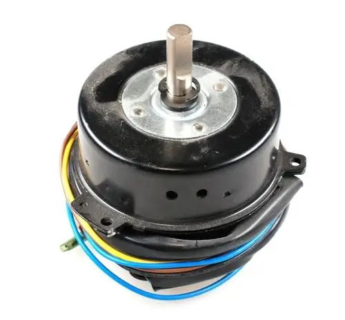 Schwarzer Elektromotor mit einem zentralen Wellenansatz und mehreren Anschlusskabeln. Hersteller Remko. Eignet sich für die Verwendung in Ventilatoren.