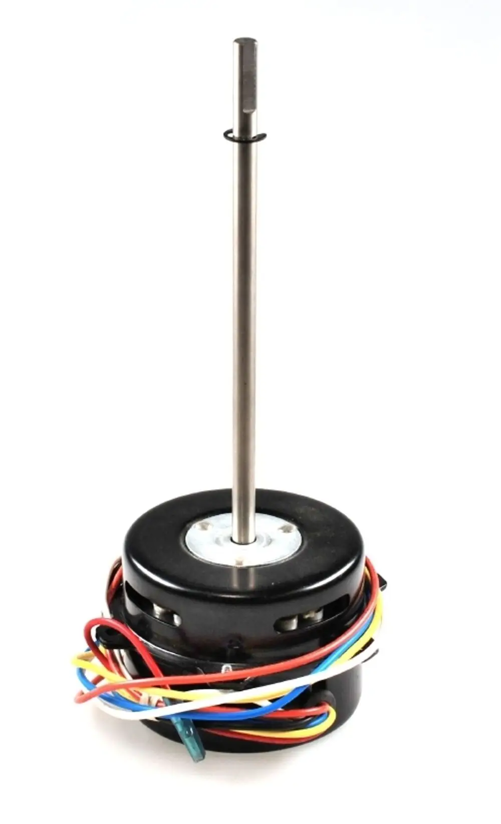 Remko Ventilatormotor mit mehreren Kabeln, einem metallenen Motorachse und einem runden Gehäuse. Geeignet für Umluftanwendungen.