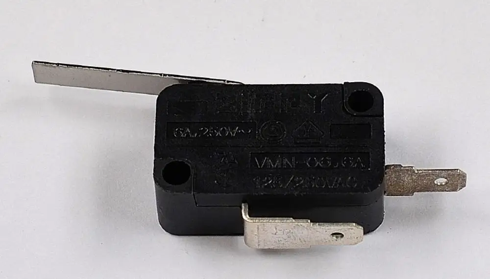 Mikroschalter von Remko, rechteckiges Gehäuse mit metallischen Kontakten und Hebelmechanismus. Klar erkennbar ist das verwendete Material und die Form des Schalters.