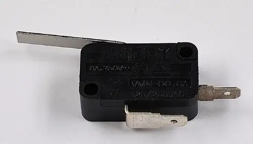 Mikroschalter von Remko, rechteckiges Gehäuse mit metallischen Kontakten und Hebelmechanismus. Klar erkennbar ist das verwendete Material und die Form des Schalters.