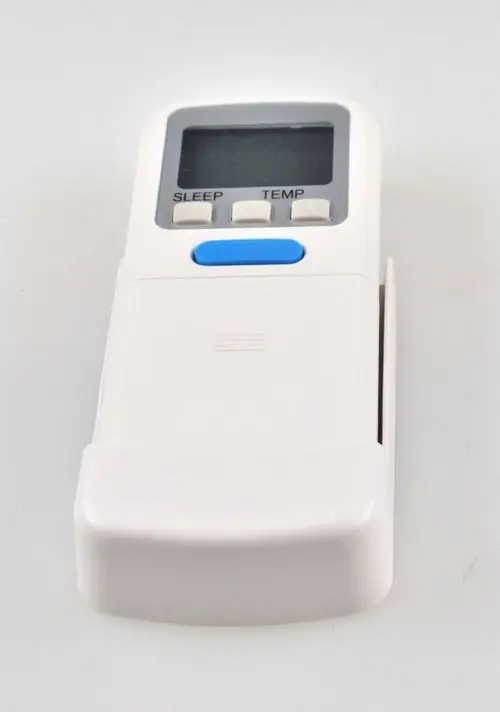 IR-Fernbedienung von Remko mit Digitalanzeige und Tasten für Sleep- und Temperaturfunktionen, abgebildet auf hellem Hintergrund.