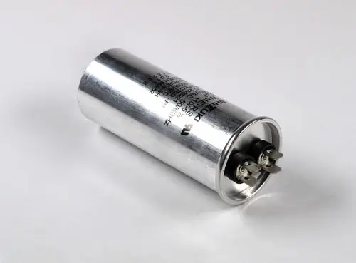 Aluminium-Kondensator mit zwei Anschlussklemmen, möglicherweise von der Marke Remko, auf weißem Hintergrund.