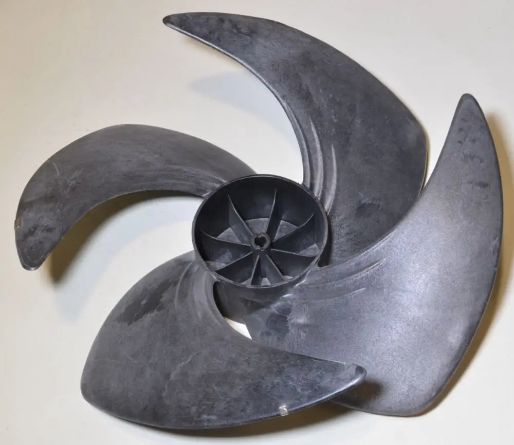 Ventilatorflügel aus schwarzem Kunststoff mit gebogenen Klingen, geeignet für Ventilatoren der Marke Remko. Die Befestigung erfolgt über eine zentrale Öffnung.