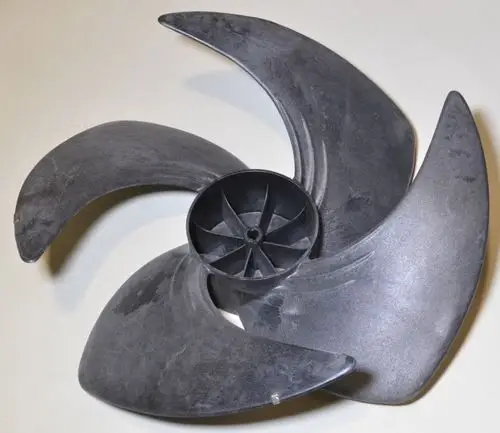 Ventilatorflügel aus schwarzem Kunststoff mit gebogenen Klingen, geeignet für Ventilatoren der Marke Remko. Die Befestigung erfolgt über eine zentrale Öffnung.