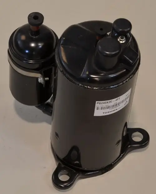 Kompressor von Remko, schwarz, mit angeschlossenem kleinen Tank. Sichtbar sind mehrere Anschlussöffnungen und eine Produktetikette auf der Seite.