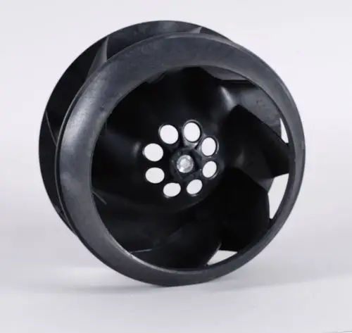 Ventilatorrad von Remko, schwarz, mit mehreren Lüfterblättern und zentralem Befestigungspunkt, auf einem hellen Hintergrund abgebildet.
