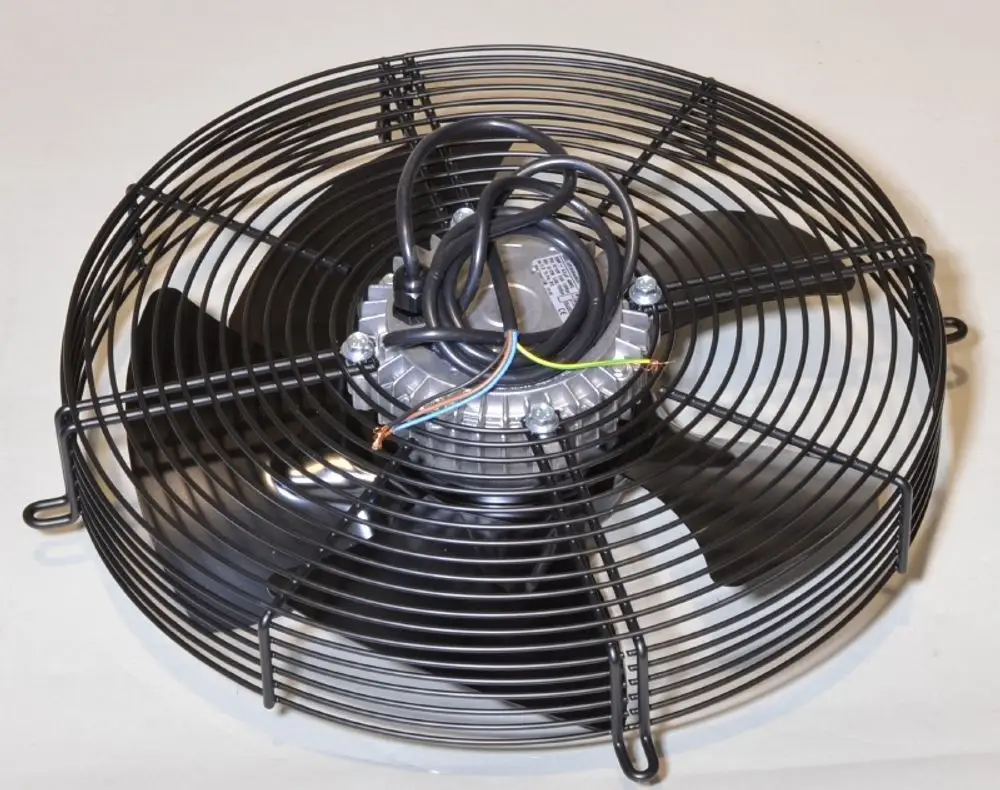 Axialventilator mit schwarzem Gitter und mehreren Ventilatorblättern. Kabelanschlüsse sind gut sichtbar. Das Produkt stammt von der Marke Remko.