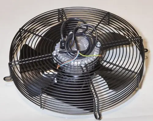 Axialventilator mit schwarzem Gitter und mehreren Ventilatorblättern. Kabelanschlüsse sind gut sichtbar. Das Produkt stammt von der Marke Remko.