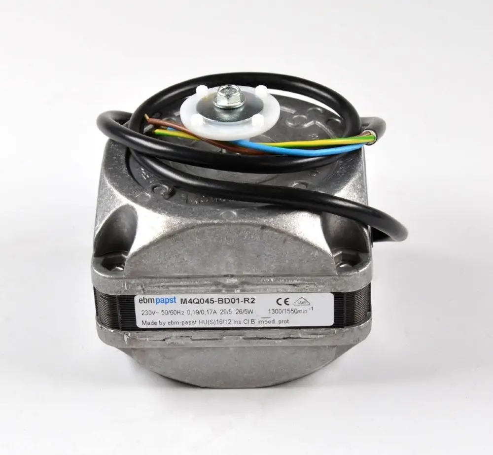 Ventilatormotor aus Metall mit Kabelanschlüssen, gefertigt von Remko. Die Oberseite ist mit einer Kunststoffabdeckung versehen.