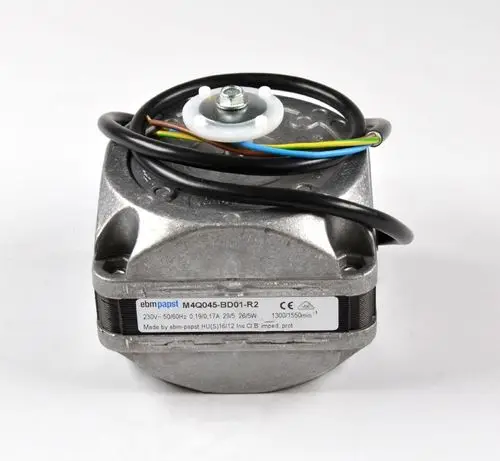 Ventilatormotor aus Metall mit Kabelanschlüssen, gefertigt von Remko. Die Oberseite ist mit einer Kunststoffabdeckung versehen.