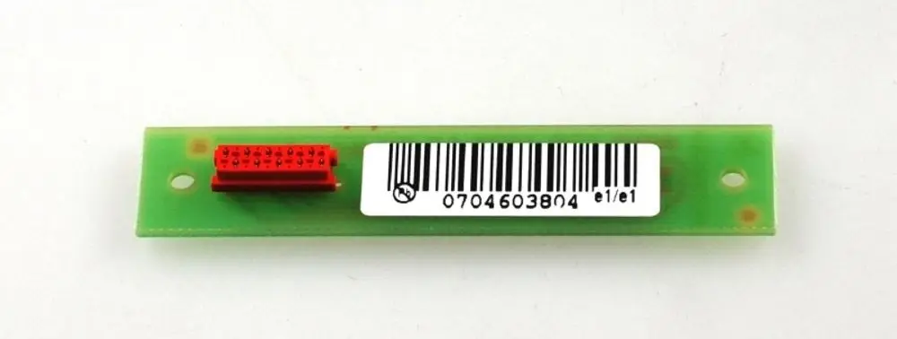 Platine mit Kabeln, ausgestattet mit einem roten Steckverbinder und einem Barcode, möglicherweise von der Marke Remko.