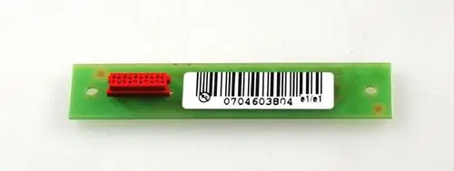 Platine mit Kabeln, ausgestattet mit einem roten Steckverbinder und einem Barcode, möglicherweise von der Marke Remko.