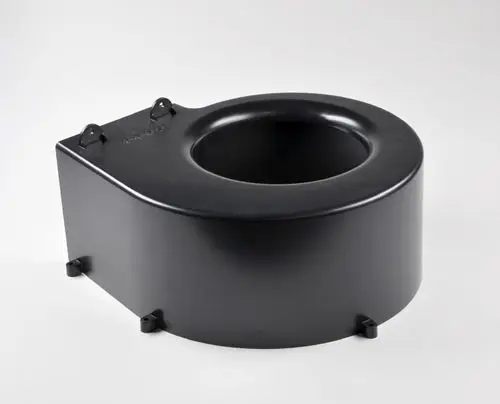 Schwarzes Ventilatorgehäuse mit runder Öffnung, geeignet für Umluftsysteme. Der Hersteller ist Remko.