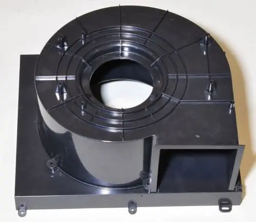 Schwarzes Ventilatorgehäuse von Remko mit rundem Ansaugkanal und flächenmäßigem Montagebereich. Enthält mehrere Befestigungspunkte zur Installation.