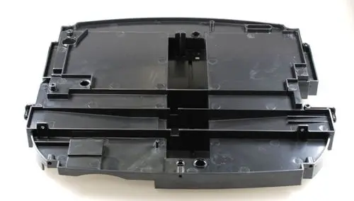 Schwarze Kunststoffbasis mit mehreren Vertiefungen und Befestigungslöchern, vermutlich für ein Klimagerät von Remko, zur Aufnahme von Kondensat.