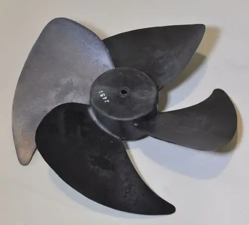 Schwarzer Ventilatorflügel mit vier Blättern und zentralem Loch. Teil einer Kühleinheit, möglicherweise von der Marke Remko.
