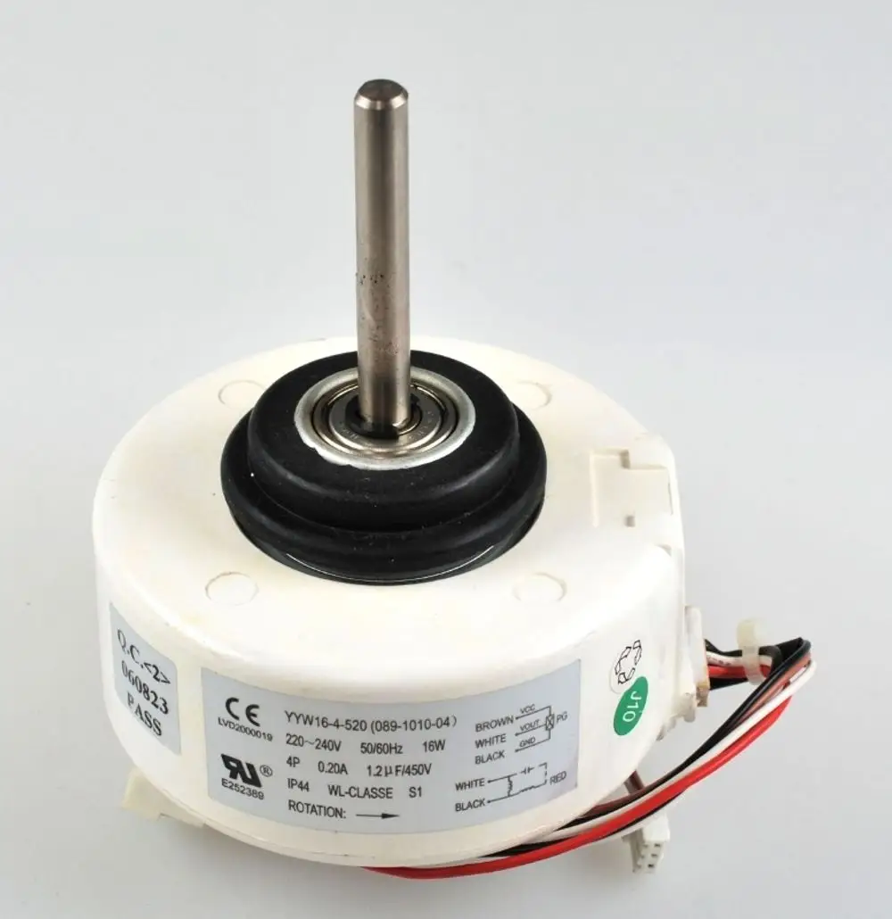 Ventilatormotor der Marke Remko, mit zentralem Wellenschaft und Kabelanschlüssen. Anzeigetafel mit technischen Spezifikationen auf der Unterseite.