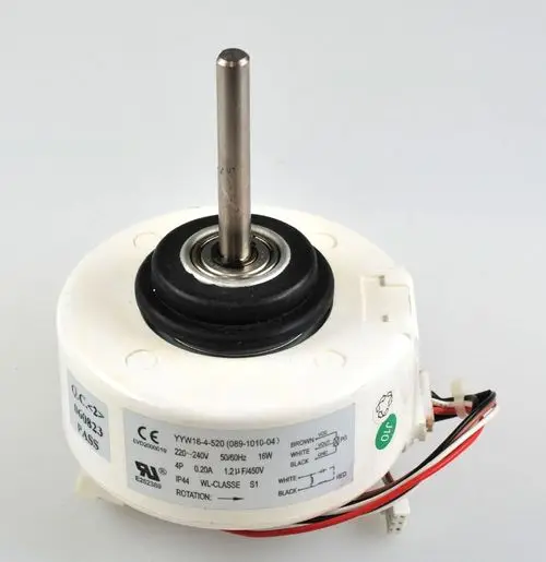 Ventilatormotor der Marke Remko, mit zentralem Wellenschaft und Kabelanschlüssen. Anzeigetafel mit technischen Spezifikationen auf der Unterseite.