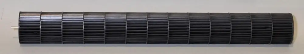 Schwarzes Ventilatorrad mit dichten Lamellen und einer Achse, hergestellt von Remko. Das Produkt hat eine längliche, zylindrische Form und wird häufig in Lüftungsanlagen eingesetzt.