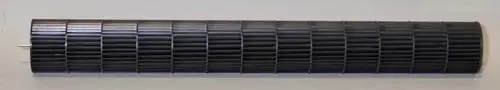 Schwarzes Ventilatorrad mit dichten Lamellen und einer Achse, hergestellt von Remko. Das Produkt hat eine längliche, zylindrische Form und wird häufig in Lüftungsanlagen eingesetzt.