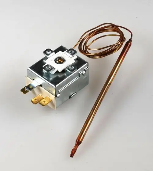 Temperaturbegrenzer von Remko mit Fühler, metallisches Gehäuse, elektrische Anschlüsse an der Unterseite und ein langes Messrohr, das zur Temperaturerfassung dient.