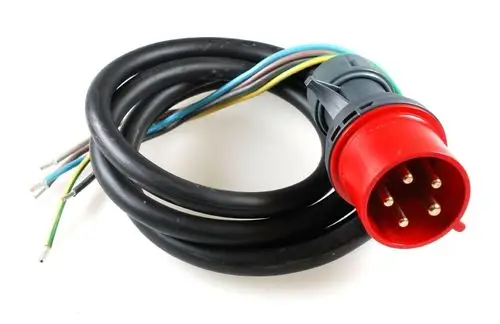 Schwarzes Anschlusskabel mit einem roten Stecker, fünf Kontakte sichtbar. Die Kabel sind mehrfarbig und gehen von der Steckerbasis ab. Produkte von Remko.
