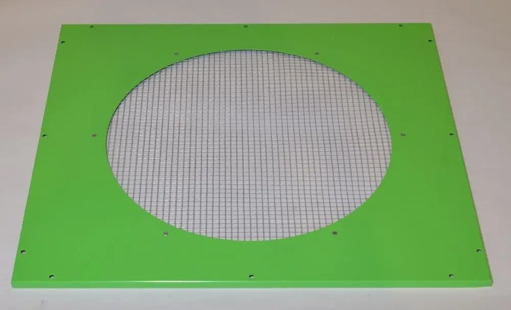 Verkleidungsblech mit Gitter in Grün, gefertigt von Remko. Das Gitter befindet sich in der Mitte und ermöglicht eine Belüftung. Ideal für technische Anwendungen.