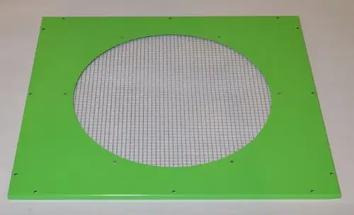 Verkleidungsblech mit Gitter in Grün, gefertigt von Remko. Das Gitter befindet sich in der Mitte und ermöglicht eine Belüftung. Ideal für technische Anwendungen.