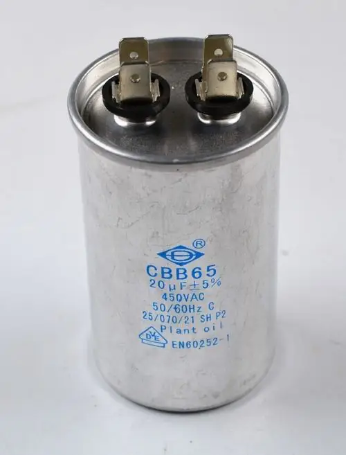 Metallischer Kondensator mit zwei Anschlussklemmen, beschriftet mit technischen Spezifikationen. Produkt gehört zur Marke Remko.