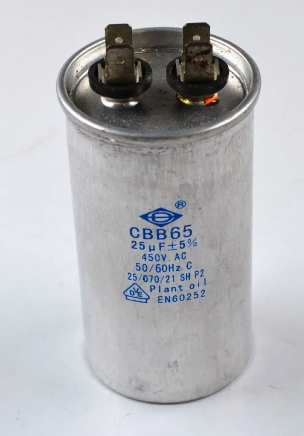Remko Startkondensator, zylindrische Form, Metallgehäuse, zwei Anschlussklemmen oben, Beschriftung mit technischen Spezifikationen sichtbar.