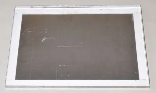 Flacher, rechteckiger Deckel mit glatter Oberfläche, möglicherweise aus Metall oder Edelstahl, auf hellem Untergrund. Produkt von Remko.