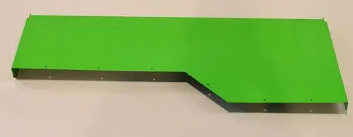 Grün lackiertes Metallteil, rechteckig mit einer schrägen Kante und mehreren Bohrlöchern, möglicherweise ein Seitenteil von Remko-Geräten.