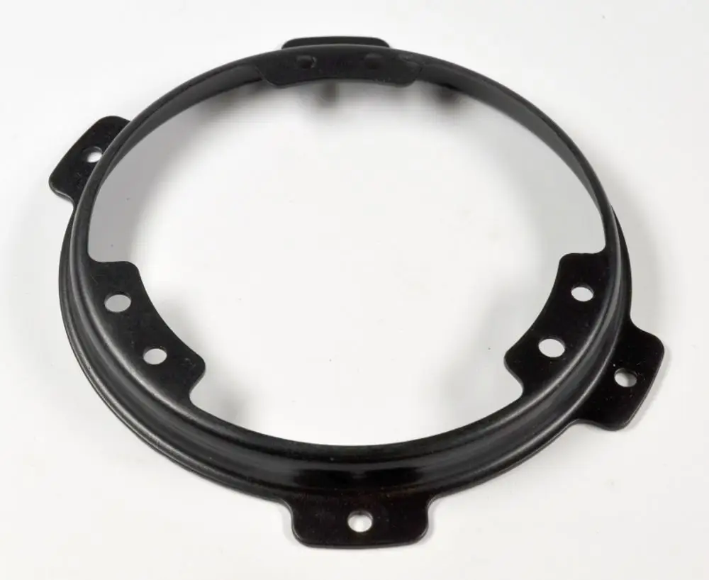 Schwarze Metallhalterung mit mehreren Bohrungen zur Befestigung, vermutlich für einen Ventilator von Remko, in einem runden, offenen Design.
