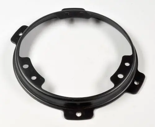 Schwarze Metallhalterung mit mehreren Bohrungen zur Befestigung, vermutlich für einen Ventilator von Remko, in einem runden, offenen Design.