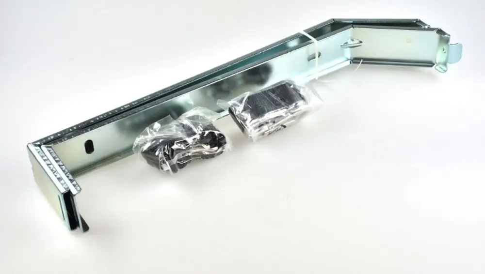Befestigungsset von Remko, bestehend aus einer langen Metallhalterung und zwei verpackten Zubehörteilen, auf einem hellen Untergrund.