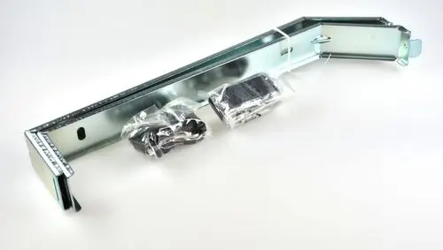Befestigungsset von Remko, bestehend aus einer langen Metallhalterung und zwei verpackten Zubehörteilen, auf einem hellen Untergrund.