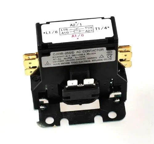 Schütz von Remko mit mehreren elektrischen Anschlüssen, beschriftet für unterschiedliche Stromversorgungseingänge und -ausgänge, montiert auf einer Metallhalterung.