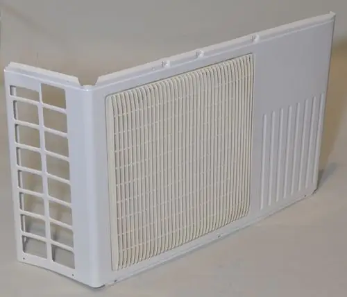 Weißer Frontpaneel mit Gitter für Klimageräte, gefertigt von Remko. Das Design zeigt eine luftdurchlässige Oberfläche mit Rippenstruktur für die Luftzirkulation.