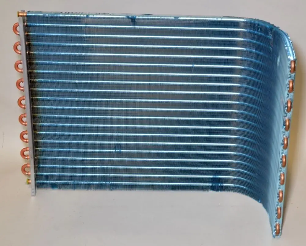 Remko-Lamellenverflüssiger mit copper pipes, blau beschichtet, in gebogener Form. Sichtbare Lamellenstruktur und Anschlüsse an der Seite erkennbar.