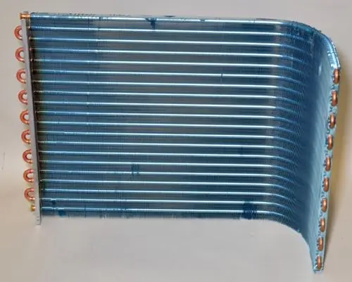 Remko-Lamellenverflüssiger mit copper pipes, blau beschichtet, in gebogener Form. Sichtbare Lamellenstruktur und Anschlüsse an der Seite erkennbar.