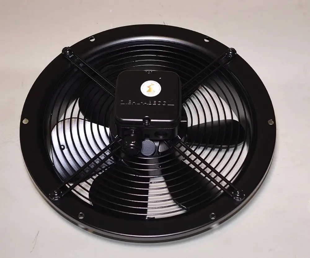 Axialventilator von Remko mit schwarzem Gehäuse und rotierenden Lamellen, strukturiert mit einem Schutzgitter. Geeignet für verschiedene Belüftungsanwendungen.