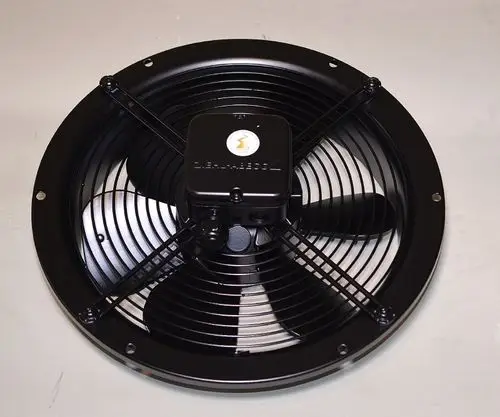 Axialventilator von Remko mit schwarzem Gehäuse und rotierenden Lamellen, strukturiert mit einem Schutzgitter. Geeignet für verschiedene Belüftungsanwendungen.