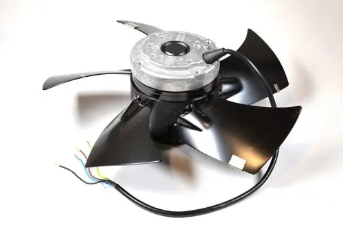 Ventilatormotor mit schwarzen Flügeln und verbautem Kabel, hergestellt von Remko, geeignet für Luftzirkulation in verschiedenen Anwendungen.