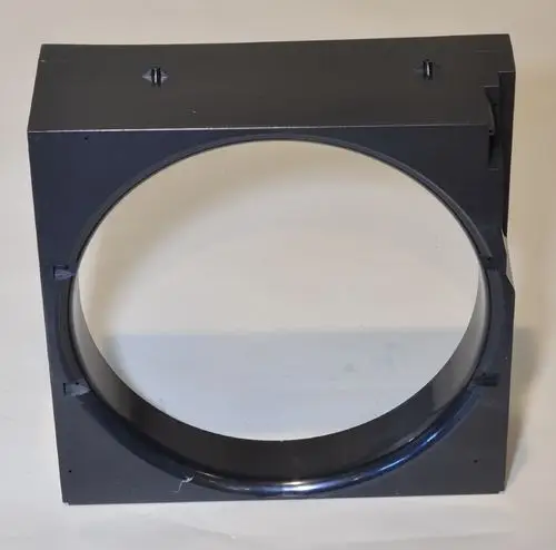 Verkleidung für einen Ventilator, schwarzes Kunststoffgehäuse mit runden Öffnungen und Befestigungselementen, geeignet für Modelle von Remko.