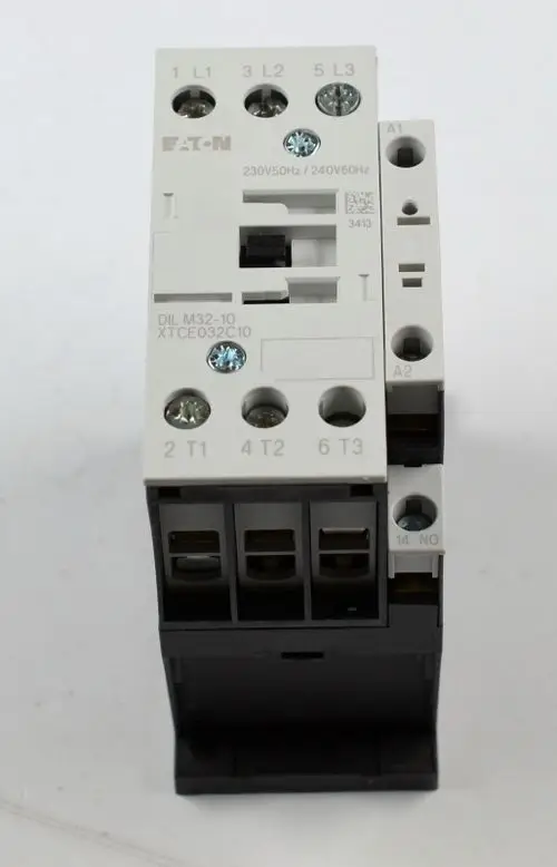 Komponentenblock von Remko mit mehreren Anschlussklemmen, Elektroanschlüssen und Steuerungselementen. Geeignet für elektrische Anwendungen.