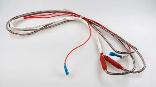 Abtauheizung mit mehreren roten und blauen Anschlussleitungen, Kabelisolierung sichtbar, hergestellt von Remko.