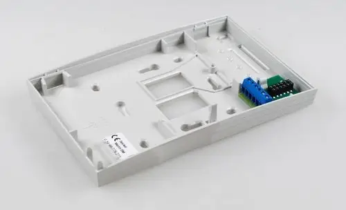 Sockel für ein Bedienmodul von Remko, in hellem Kunststoff, mit integrierter Platine und Anschlussklemmen auf der rechten Seite.