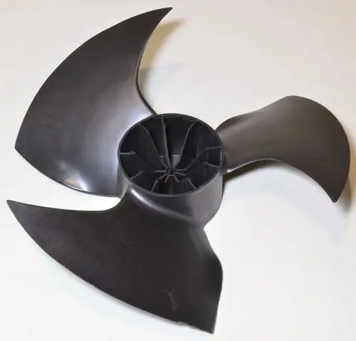 Ventilatorflügel aus schwarzem Kunststoff mit drei gebogenen Blättern, geeignet für Geräte der Marke Remko. Der zentrale Anschluss ist rund und strukturiert.
